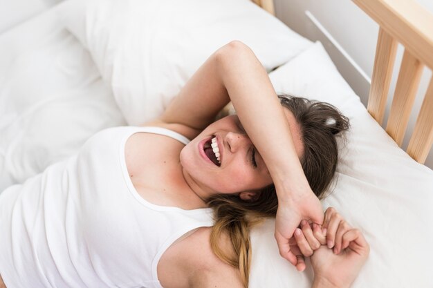 Vista elevada de una hermosa mujer durmiendo en la cama