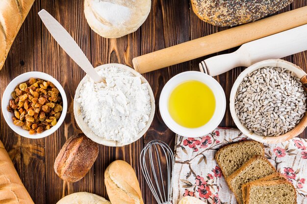 Vista elevada de los ingredientes para hacer pan en la mesa de madera