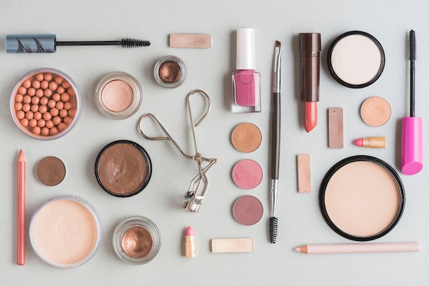 Foto gratuita vista elevada de kits de maquillaje aislados en superficie blanca