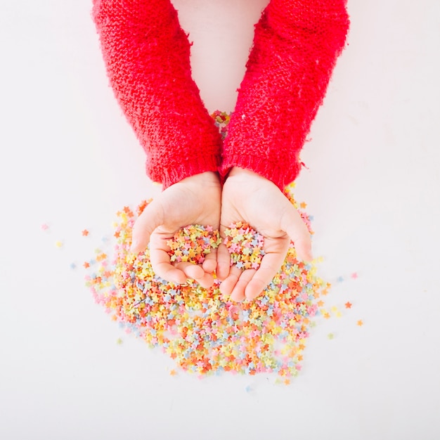 Foto gratuita vista elevada de la mano de una niña con chispas