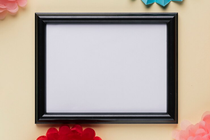 Foto gratuito vista elevada de marco vacío blanco sobre fondo beige