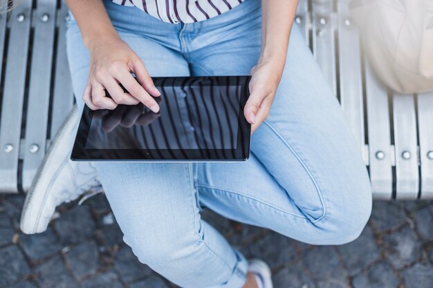 Vista elevada de la mujer tocando la pantalla de la tableta digital
