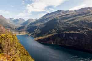 Foto gratuita una vista elevada del paisaje de montaña verde