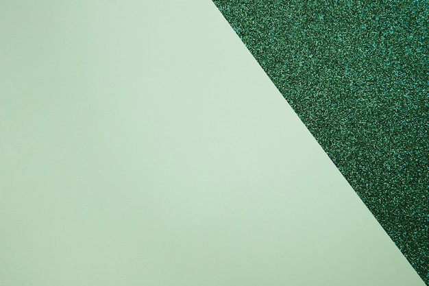 Vista elevada de papel de cartón en superficie verde