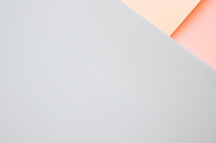 Foto gratuito vista elevada de papeles de cartón beige y naranja en la esquina de fondo gris