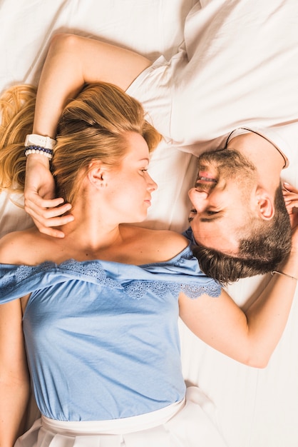 Foto gratuita vista elevada de una pareja descansando en la cama