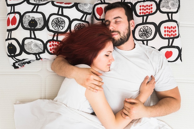 Foto gratuita vista elevada de una pareja durmiendo juntos en la cama
