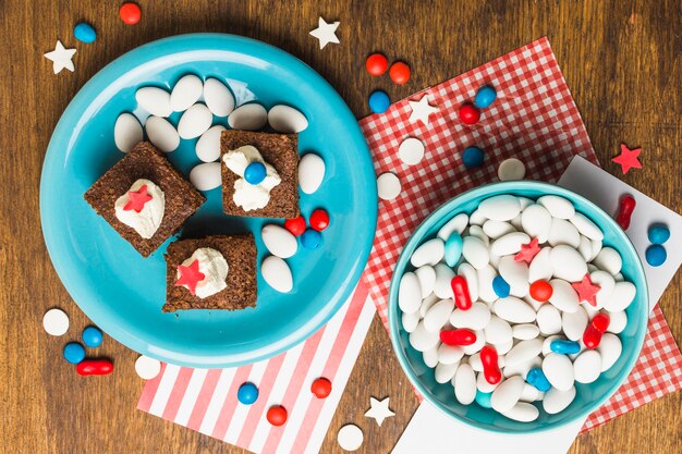 Una vista elevada de pastel y dulces para celebrar el día de la independencia