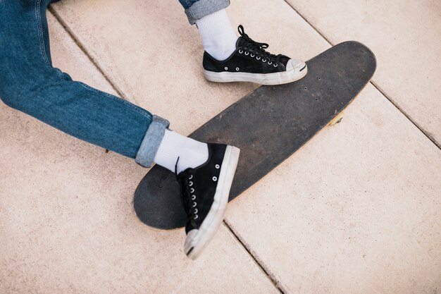 Vista elevada del pie de la persona en patineta