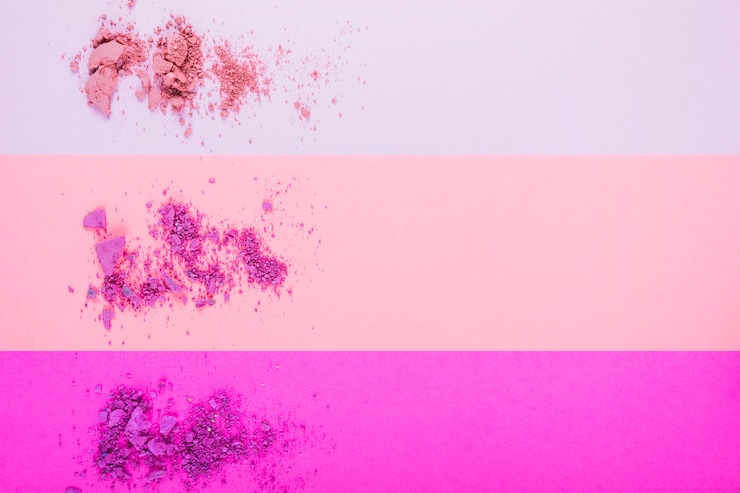 Foto gratuito vista elevada de polvos de maquillaje sobre fondo multicolor