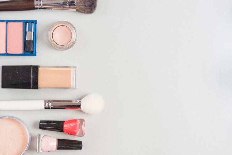 Foto gratuito vista elevada de productos cosméticos sobre superficie blanca.