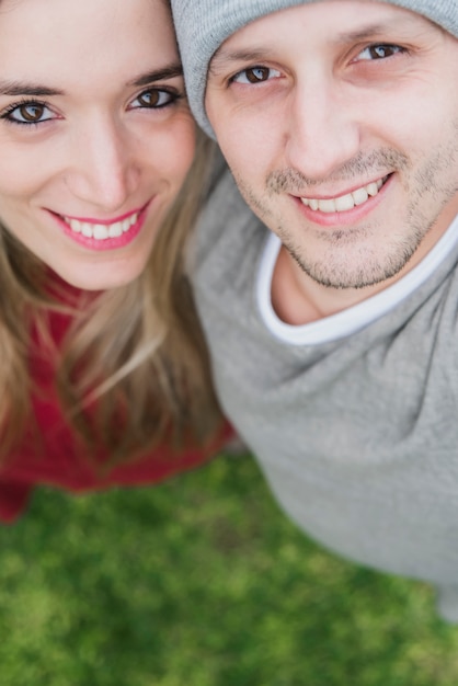 Vista elevada de una sonriente joven pareja hermosa