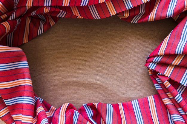 Vista elevada de la tela de algodón de patrón despojado en tela de saco
