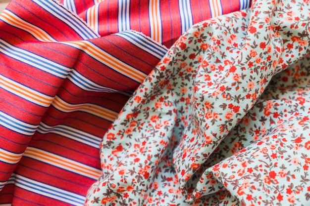 Vista elevada de textiles de algodón con motivos florales y rayas.