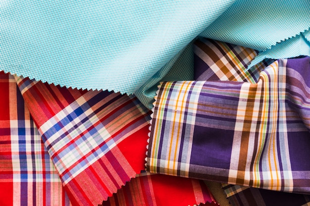 Vista elevada de varios textiles de algodón de varios colores