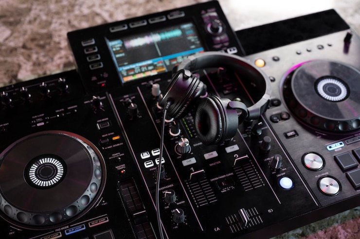 Foto gratuito vista de equipos de dj y electrónica.