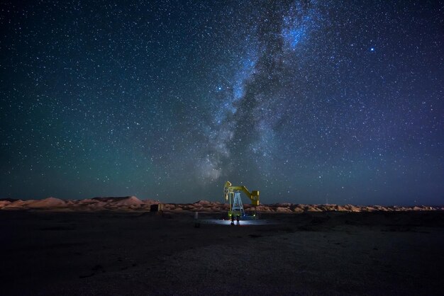 Vista de equipos para obras de construcción bajo el cielo estrellado