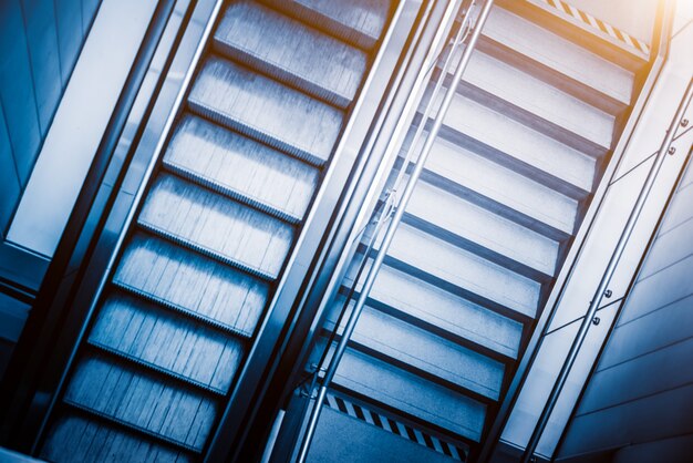 Vista de la escalera mecánica en una estación de metro