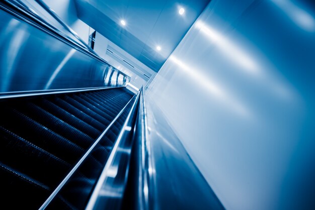 Vista de la escalera mecánica en una estación de metro
