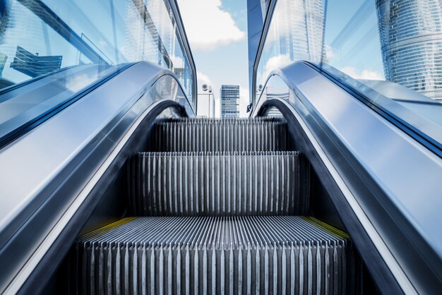 Vista de la escalera mecánica en una estación de metro