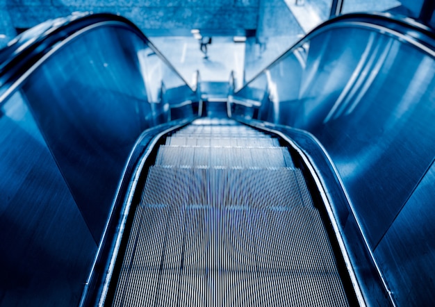 Vista de la escalera mecánica en tono azul