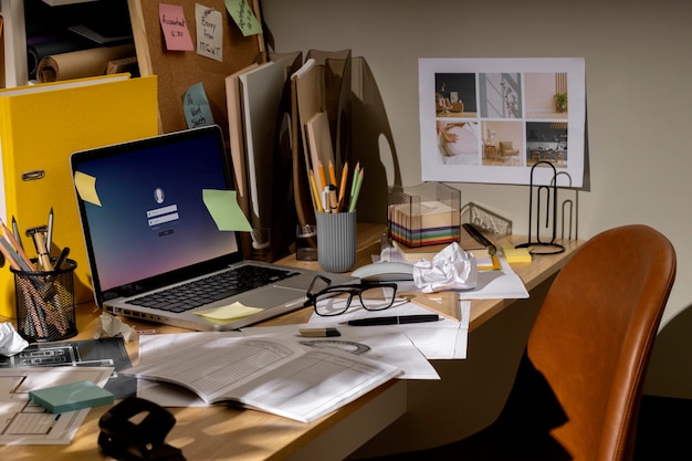 Vista del escritorio de oficina con espacio de trabajo desordenado y portátil