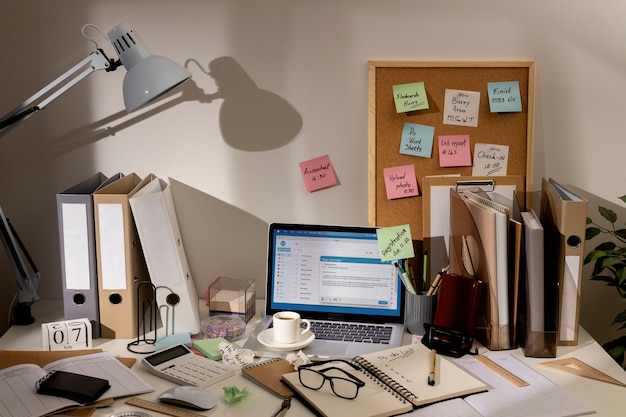 Vista del espacio de trabajo de oficina desordenado con computadora portátil