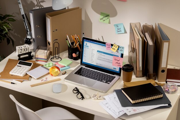 Vista del espacio de trabajo de oficina desordenado con computadora portátil