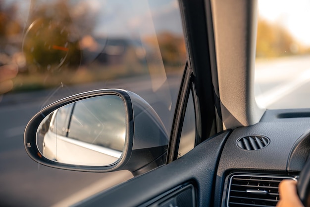 Vista del espejo retrovisor del coche desde el interior del coche