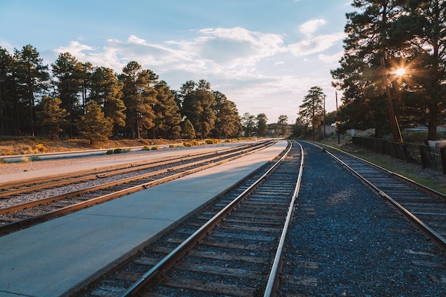 Vista de la estación de tren del Gran Cañón durante un día nublado