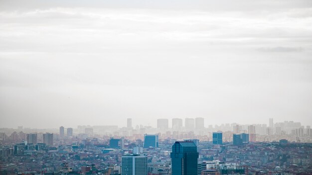 Vista de Estambul en tiempo nublado, varios edificios altos y bajos, niebla, Turquía