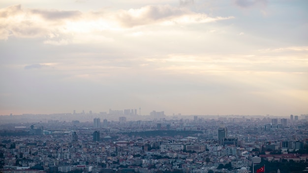 Vista de Estambul en tiempo nublado, varios edificios altos y bajos, niebla, Turquía