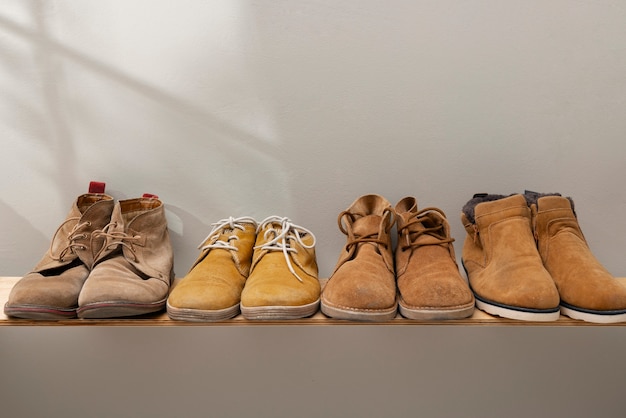 Foto gratuita vista del estante de zapatos para apilar un par de calzado