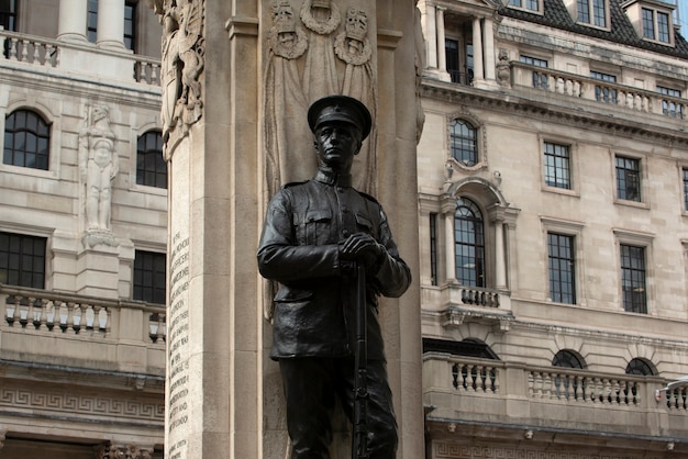 Vista de la estatua en la ciudad de Londres