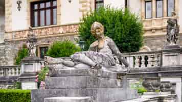 Foto gratuita vista de estatuas en el castillo de peles en rumania
