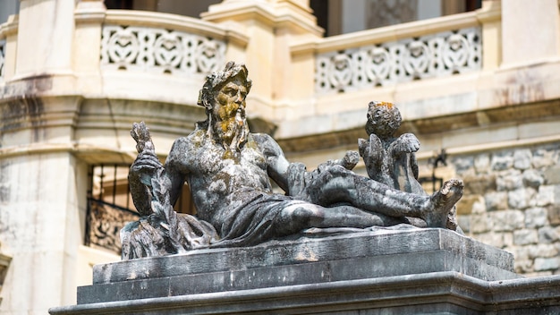 Vista de estatuas en el castillo de Peles en Rumania