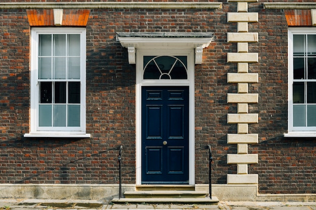 Vista exterior de la fachada de una casa adosada británica