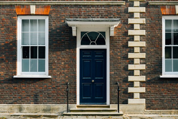Vista exterior de una fachada de casa adosada británica.