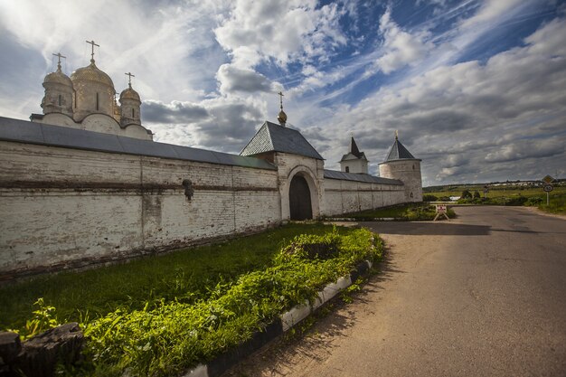 Vista exterior del Monasterio Luzhetsky de San Ferapont capturado en Mozhaisk, Rusia