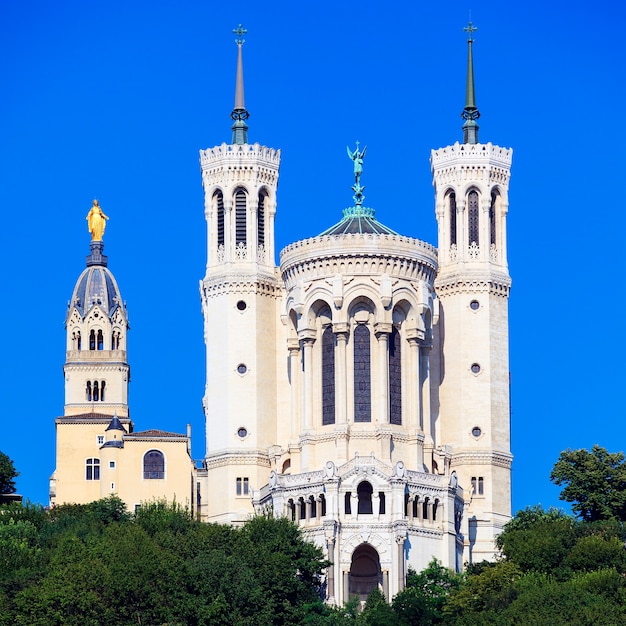 Vista de la famosa Basílica de Notre Dame de Fourviere, Lyon, Francia.