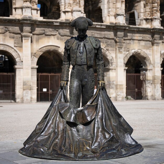 Vista de la famosa estatua frente a la arena Nimes