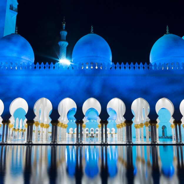 Vista de la famosa mezquita, Abu Dhabi, por la noche, Emiratos Árabes Unidos.