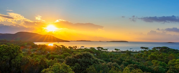 Vista de la famosa playa de Palombaggia al amanecer.