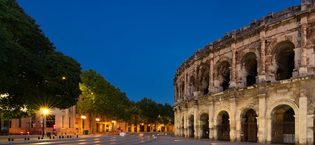 Vista del famoso anfiteatro de noche Nimes