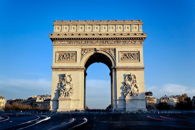 Vista del famoso Arco de Triunfo, París, Francia