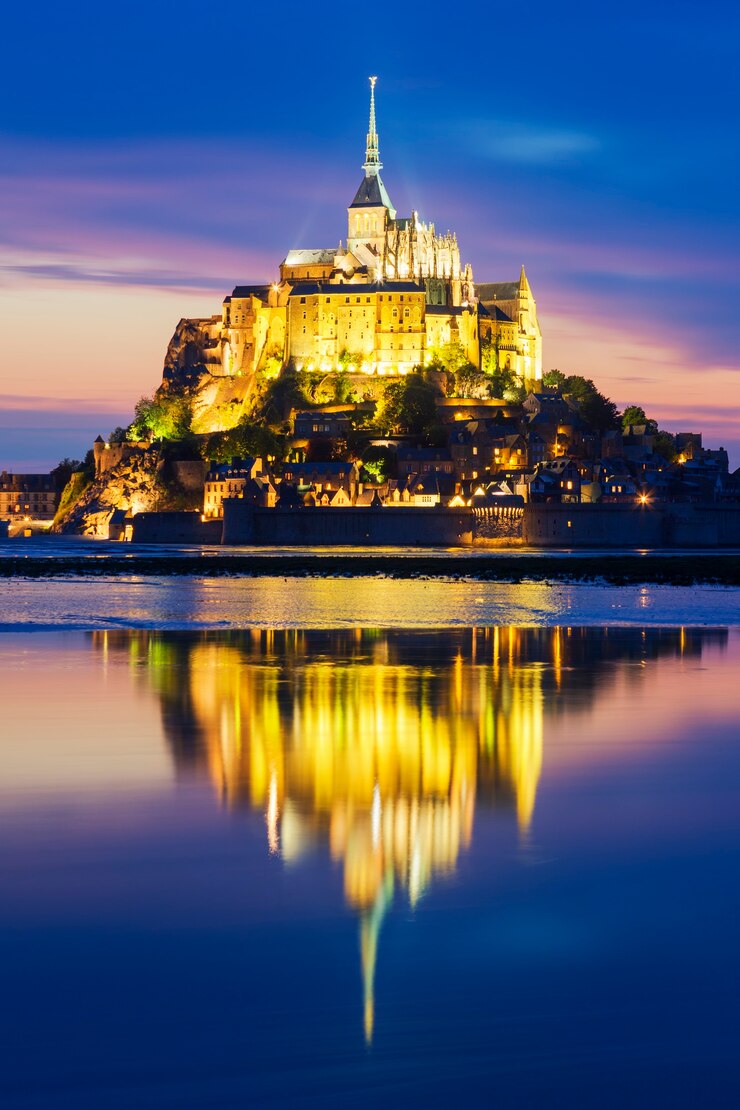 Foto gratuito vista del famoso mont-saint-michel de noche, francia.