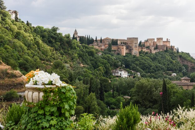 Vista del famoso palacio de la Alhambra en Granada desde el barrio de Sacromonte