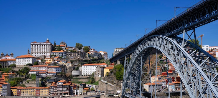 Foto gratuito vista del famoso puente en oporto, portugal