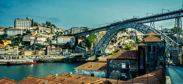 Vista del famoso puente en Oporto, Portugal