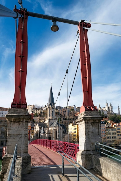 Vista del famoso puente rojo en la ciudad de Lton